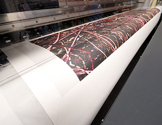 Moderner Großformatdrucker im Einsatz beim Bannerdruck. Das Druckformat kann einteilig bis zu einer Breite von 500 cm ausgeführt werden.