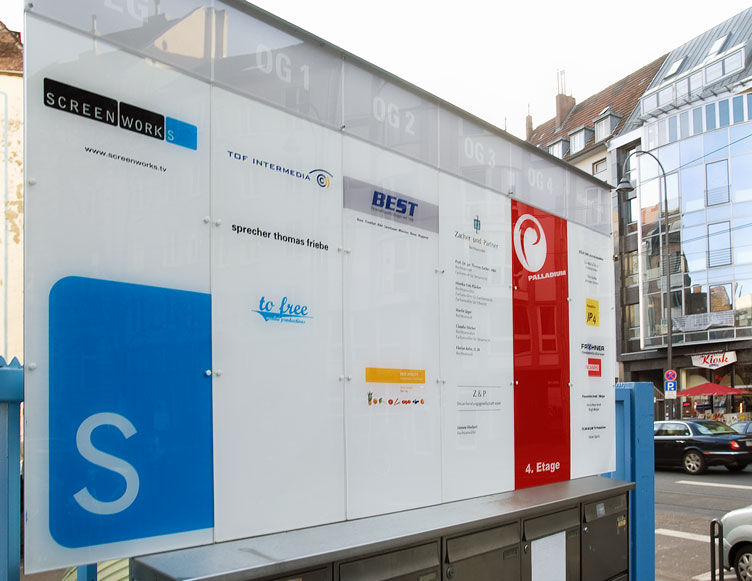 Firmenschilder als Direktdruck hinter Acrylglas sind ohne weiteren Schutz außenbeständig und langlebig.